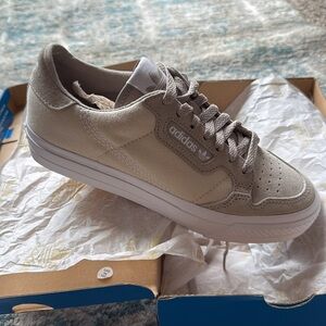Adidas Continental Vulc Women’s sneaker, NWT